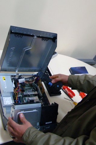 estagiario fazendo manuteno de um computador